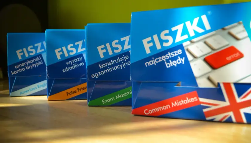 Fiszki wydawnictwa Cztery Głowy: amerykańskie kontra brytyjskie, wyrazy zdradliwe, konstrukcje egzaminacyjne, najczęstsze błędy.