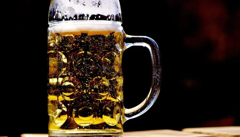 Złocisty radler w kuflu, pełen bąbelków, z pianką na wierzchu. Idealny na upalny dzień, gdy zastanawiasz się, radler co to jest – orzeźwiający napój.