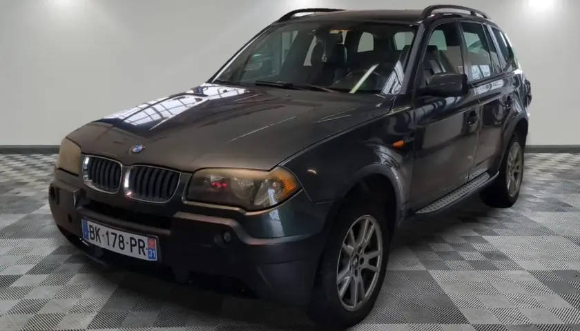 BMW X3 2.0d 150cv, un SUV oscuro con matrícula BK-178-PR, listo para enfrentar sus problemas.