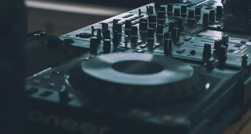 Muzyka elektroniczna lat 70.: Rewolucja, która zdefiniowała przyszłość?
