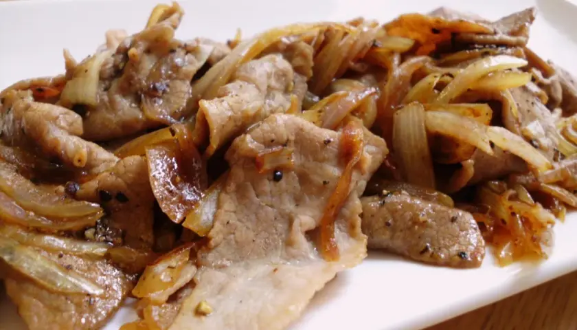 Boeuf sauté aux oignons, un plat savoureux et parfumé, prêt à être dégusté.