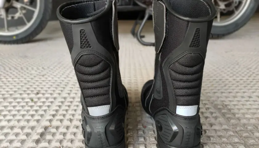 Botas de moto negras, un elemento que es obligatorio llevar en la moto para proteger tus pies.