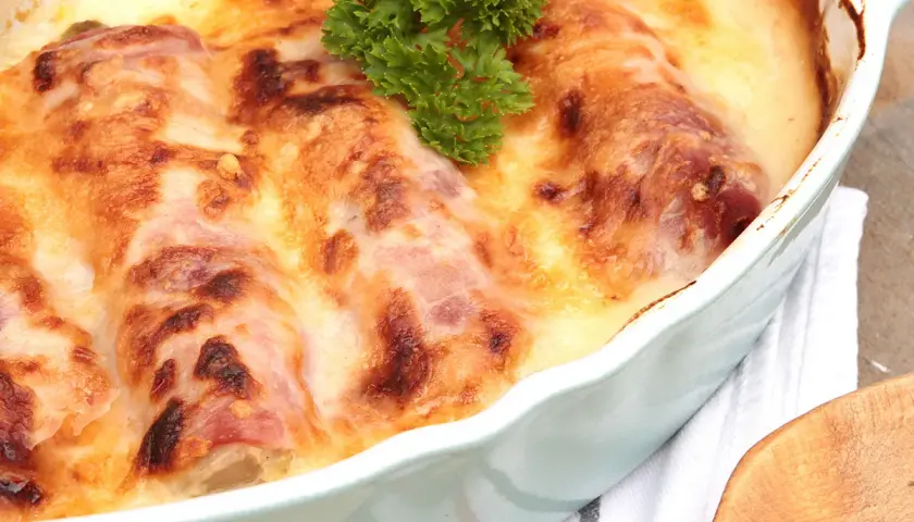 Escalope savoyarde gratinée, dorée et savoureuse, garnie d'une touche de persil frais. Un délice réconfortant.