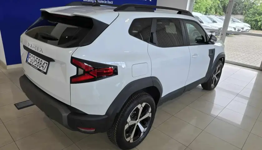 Nowa, biała Dacia Duster z czarnymi dodatkami, gotowa na przygodę.