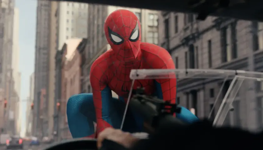 Spider-Man, dans son costume rouge et bleu, se prépare à l'action dans ce nouveau marvel. Il est accroupi, prêt à bondir, au milieu d'une rue de New York.