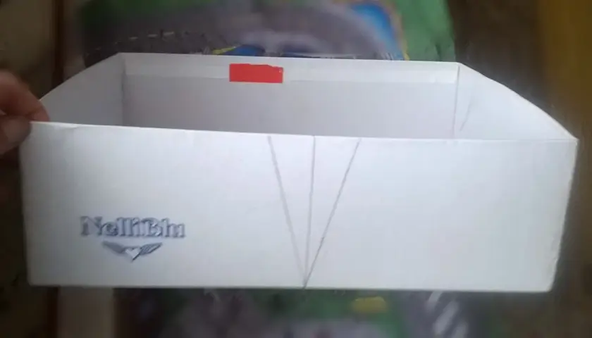 Białe pudełko z logo "NelliBlu" i zaznaczonymi liniami, gotowe do stworzenia własnego **organizer diy**.