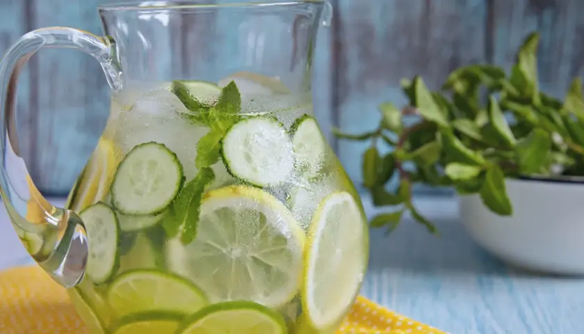 Dzbanek orzeźwiającej, sassy water z cytryną, limonką, ogórkiem i miętą, pełen lodu.