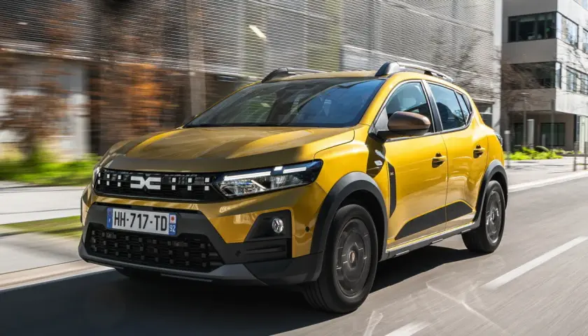 Dacia Sandero Stepway gialla in movimento, l'auto a gpl più affidabile per le tue avventure urbane.