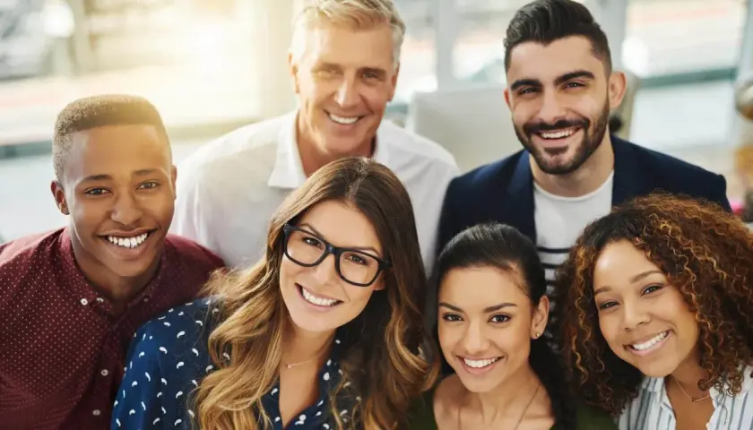 Un gruppo di persone sorridenti, con volti **particolari** e **positivi**. Un team **preparato** e **pimpante**.