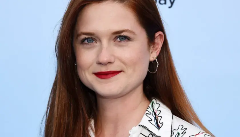Bonnie Wright, znana z roli Ginny Weasley, prezentuje się promiennie. Jej wiek dodaje jej uroku.