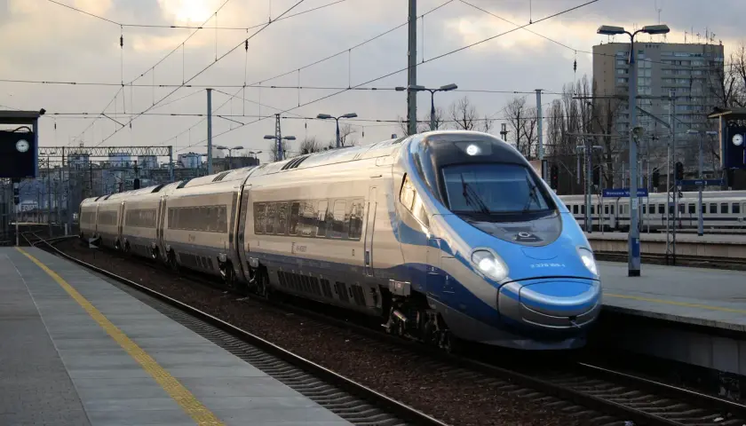Pendolino, pociąg PKP Intercity, zbliża się do peronu. Jego oznaczenie to 2 370 105-1.