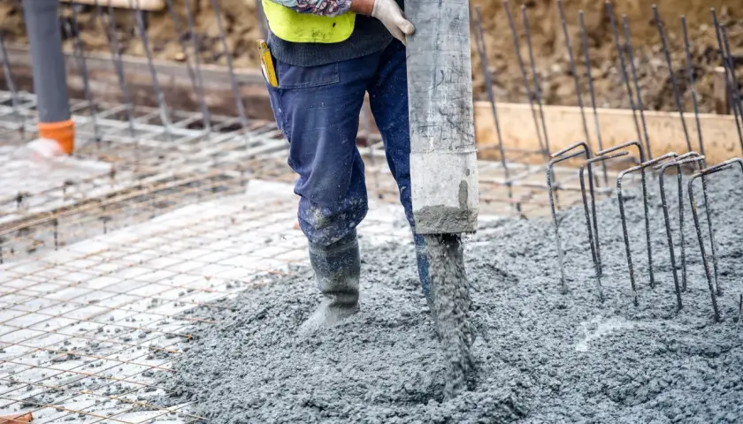 Betoniarka wylewa beton na zbrojenie.