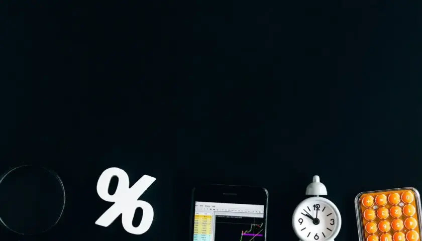 Na czarnym tle leżą lupa, znak procentu, smartfon z wykresem, budzik i kalkulator. Czas na zmiany, kiedy wiron zastąpi wibor.
