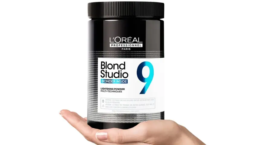 Pelo rubio perfecto en casa con Blond Studio de L'Oréal. Polvo decolorante para un rubio radiante.