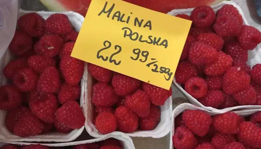 Maliny polskie w koszyczkach, cena 22,99 zł za 250g. Słodkie i soczyste, idealne na deser.