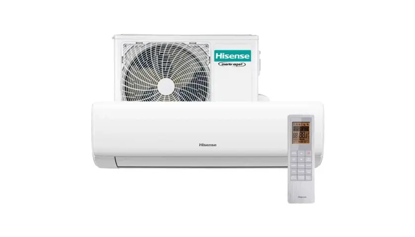 Biały klimatyzator Hisense z jednostką zewnętrzną i pilotem na białym tle.