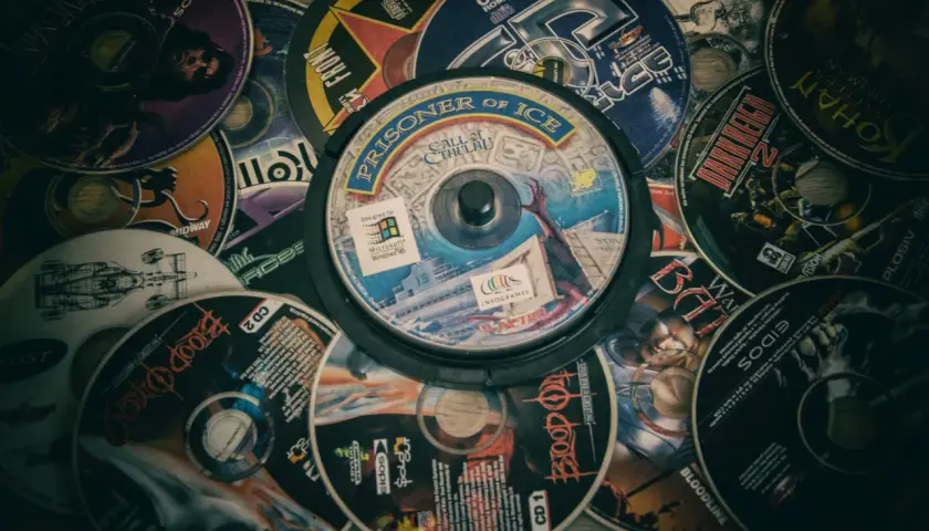 Kolekcja płyt CD z grami, w tym "Prisoner of Ice: Call of Cthulhu".