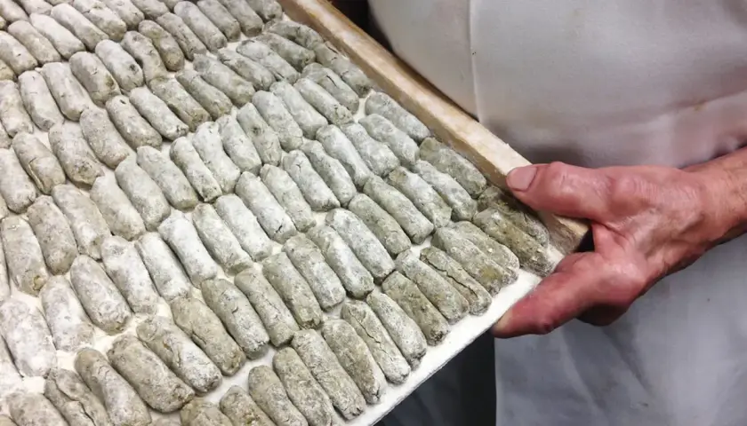 Vassoio pieno di malfatti alla pavese pronti per essere cotti. Un'autentica ricetta tradizionale.