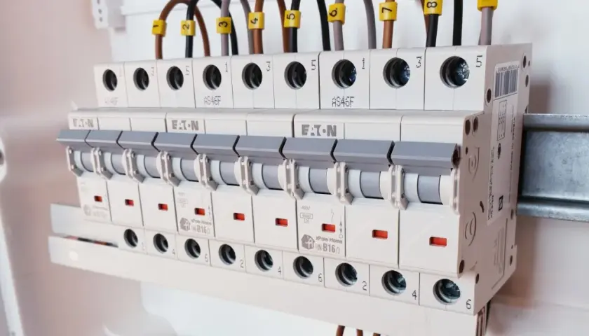 Bezpiecznik B czy C do płyty indukcyjnej? Unikaj groźnych wpadek elektrycznych