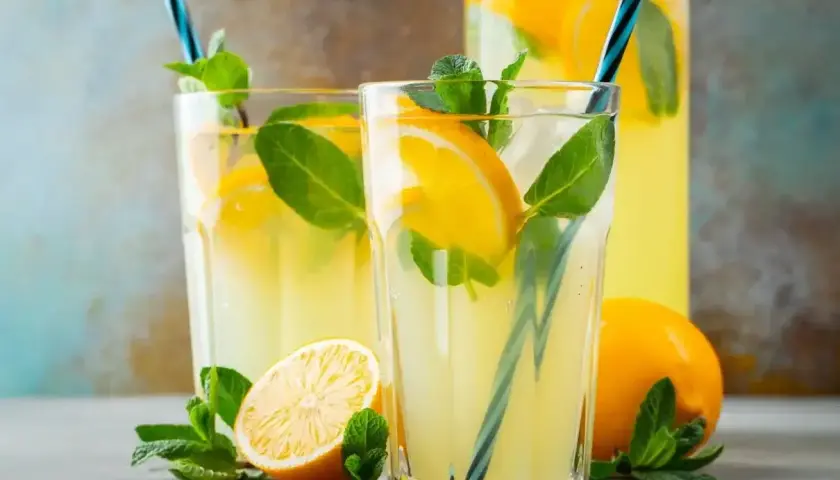 Orzeźwiająca lemoniada z cytryną i miętą. Idealny przepis na lato.