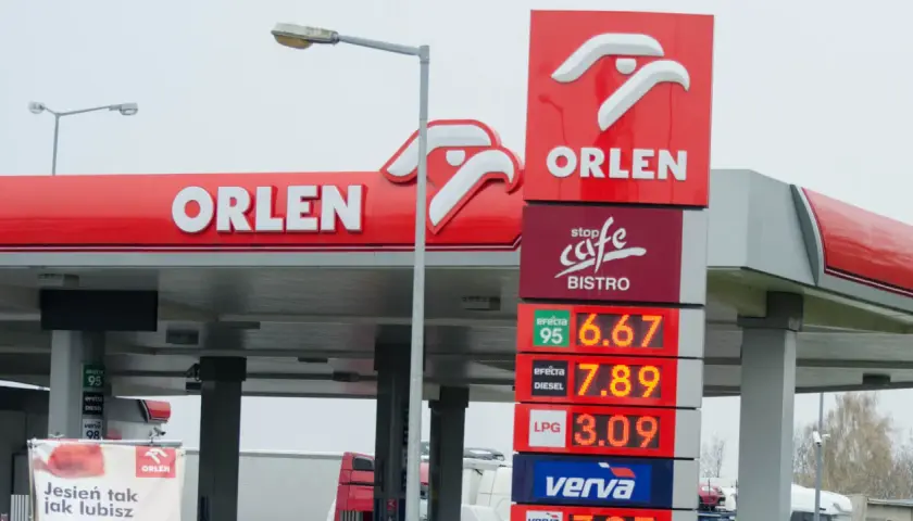Znak Orlen z cenami paliw: benzyna 6.67, diesel 7.89, LPG 3.09. Jesień tak jak lubisz.
