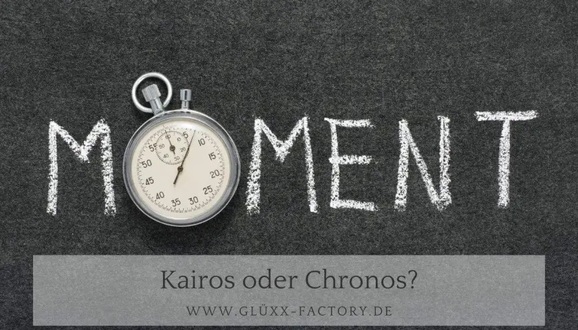 Stoppuhr neben dem Wort "MOMENT" geschrieben mit Kreide. Die Zeit ist jetzt, die richtige Gelegenheit zu ergreifen.