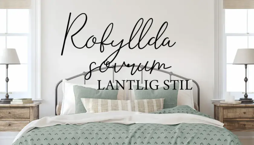 Ett mysigt lantligt sovrum med en säng, nattduksbord och lampor. Texten "Rofyllda sovrum LANTLIG STIL" pryder väggen.