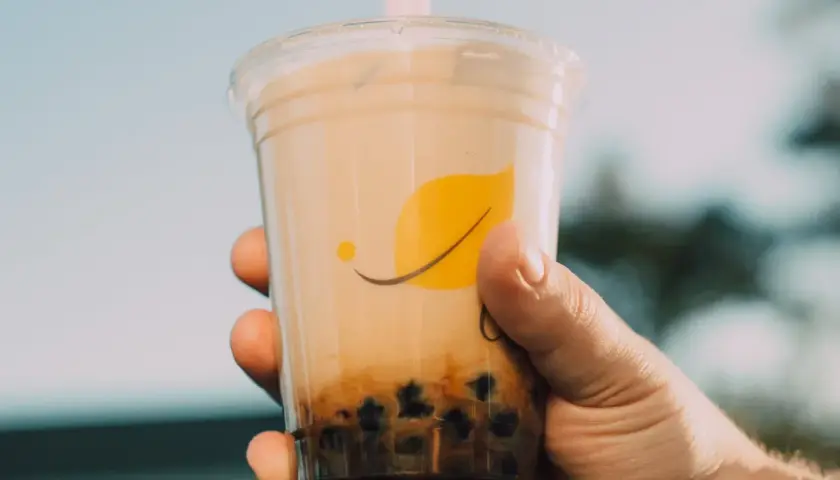 Pyszne bubble tea w domu, z bąbelkami i słodkim smakiem. Idealne na relaks.