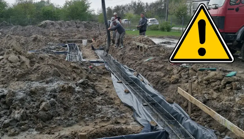 Betonowanie zbrojenia fundamentów na budowie.