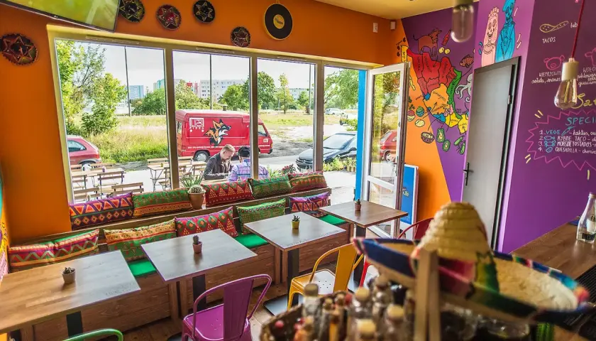 Kolorowa restauracja z kącikiem dla dzieci w Gdańsku. Wesołe meksykańskie dekoracje, wygodne kanapy i stoliki zapraszają na pyszne tacos.