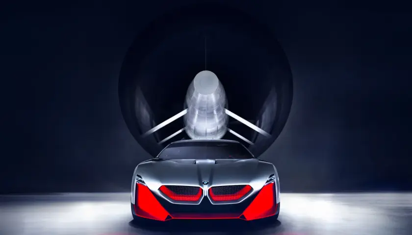 Przyszłościowy koncept BMW M9 w tunelu aerodynamicznym, z agresywnym przodem i czerwonymi akcentami.