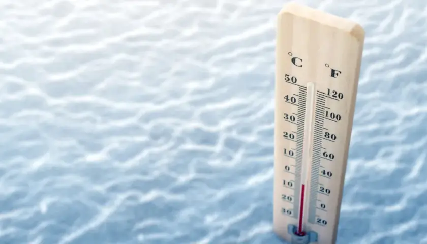 Drewniany termometr pokazuje temperaturę wody. Czy to już lipiec i ile stopni ma Bałtyk?