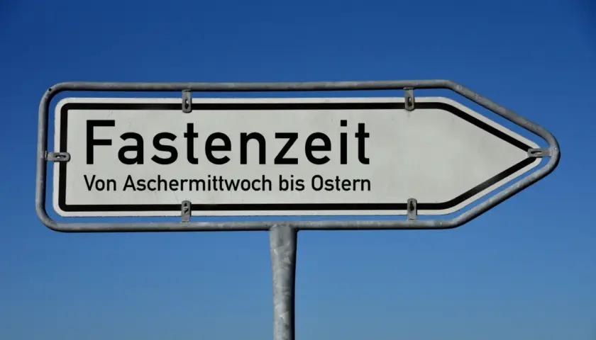 Wann endet die Fastenzeit? Dieses Schild zeigt: Von Aschermittwoch bis Ostern.
