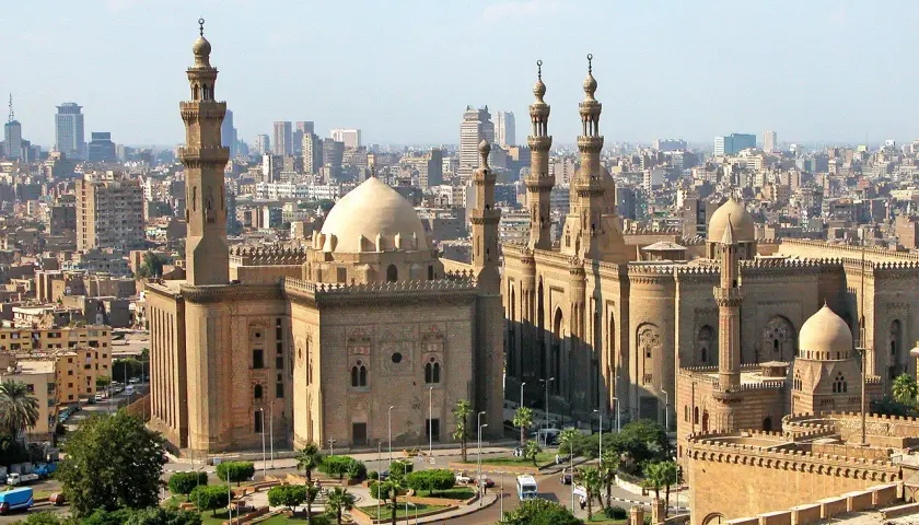 Kair, gdzie najcieplej w lutym, z majestatycznym kompleksem meczetów i minaretów na tle miejskiej panoramy.