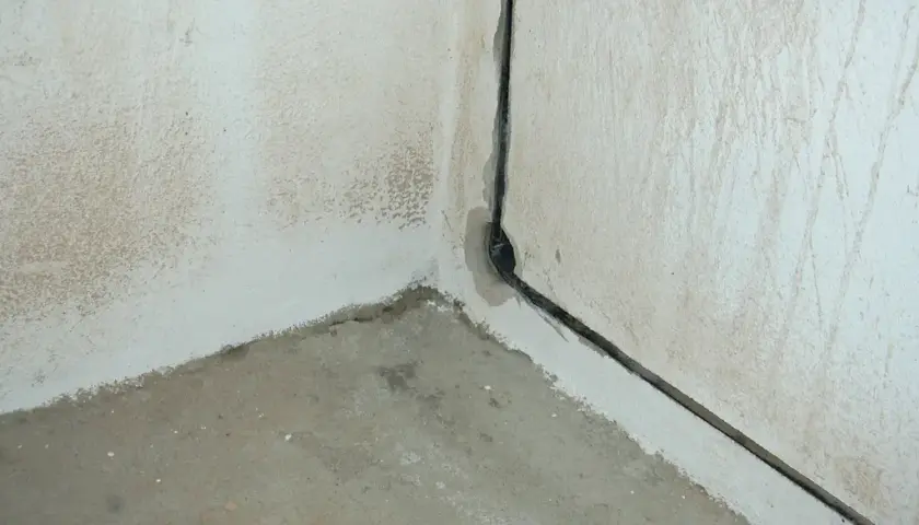 Jakie są przyczyny zawilgocenia budynków i jak skutecznie sobie z nimi radzić?