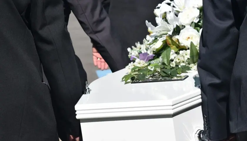 Ile pieniędzy dać księdzu za pogrzeb: aktualne stawki i zwyczaje w Polsce