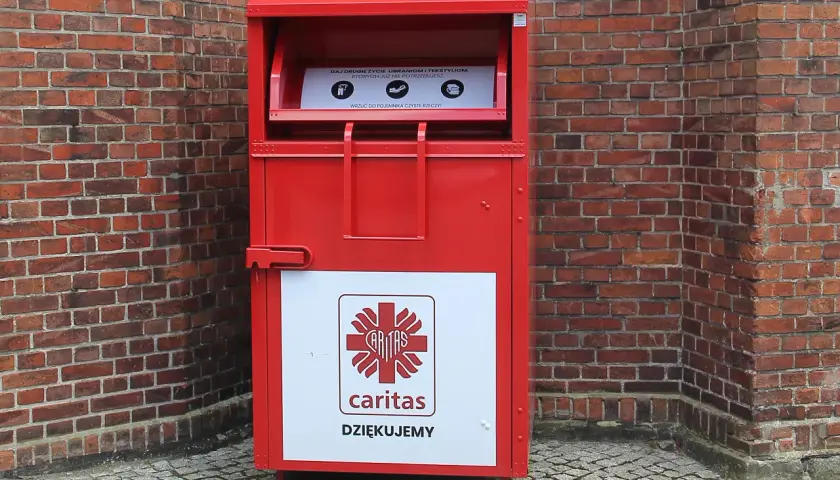 Aktualna mapa kontenerów Caritas: sprawdź gdzie oddać rzeczy potrzebującym