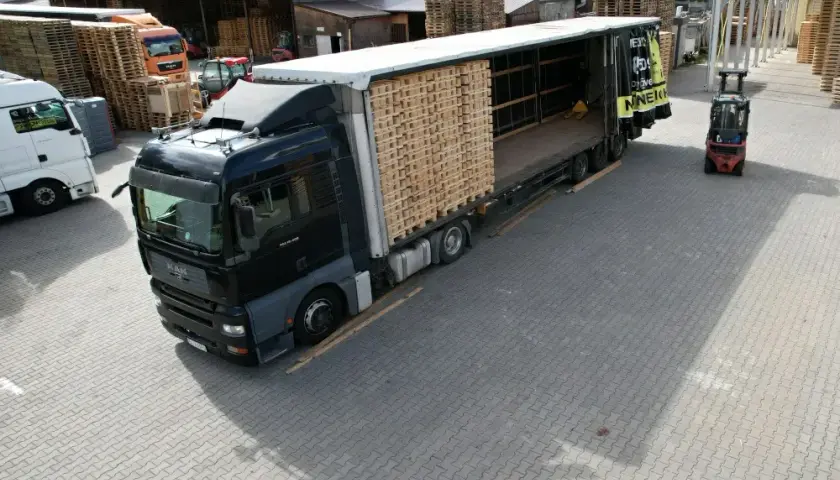 Ile palet zmieści naczepa? Sprawdź pojemność różnych typów naczep