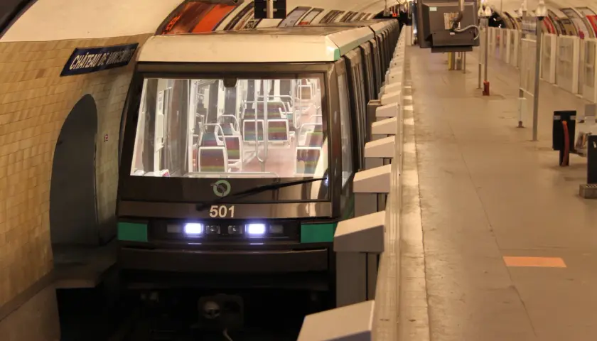 Pociąg metra 501 na stacji Château de Vincennes. Paryskie metro, które ma ponad 100 lat, wciąż wozi pasażerów.