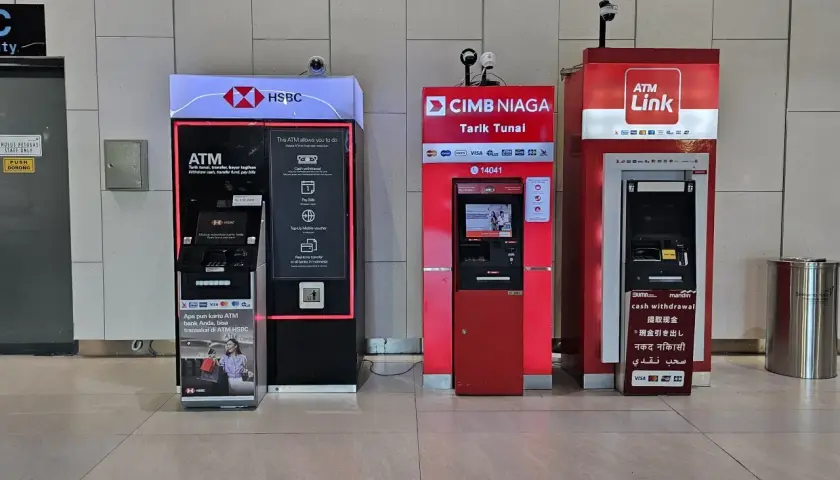 Bankomaty w Indonezji: HSBC, CIMB NIAGA i ATM Link. Można tu wypłacić walutę indonezji, zrobić przelew i zapłacić rachunki.