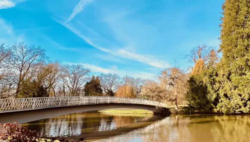 Eine Brücke über einen Teich im Bergpark Wilhelmshöhe. Hier kann man in Kassel spazieren gehen und die Natur genießen.