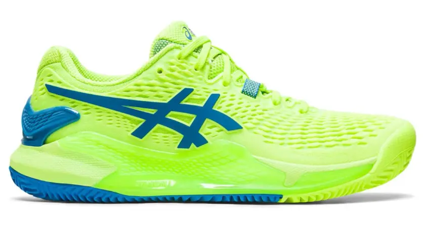 Jaskrawożółty but tenisowy Asics z niebieskimi detalami. Sprawdź asics rozmiarówka, by dobrać idealny model.