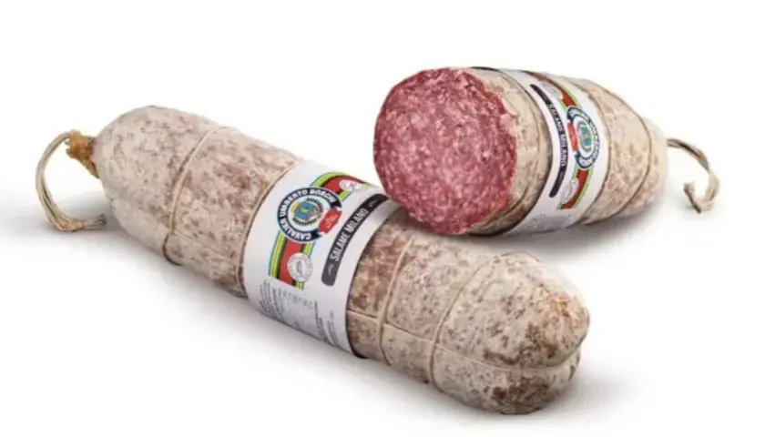 Dwa kawałki włoskiej kiełbasy, jeden przekrojony, ukazujący skąd pochodzi salami.