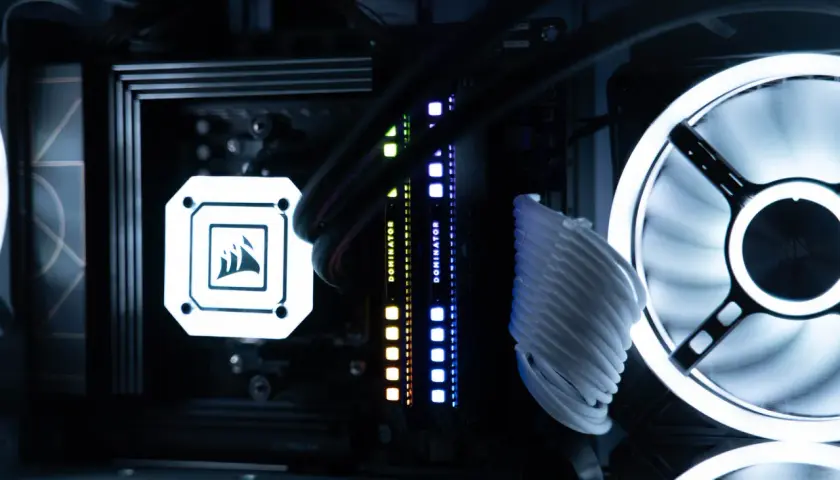 Corsair iCUE erkennt RAM nicht. RGB-Lüfter und beleuchtete Dominator-RAM-Riegel in einem PC-Gehäuse.
