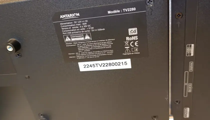 Arrière d'une TV Antarion avec étiquette technique et ports de connexion.