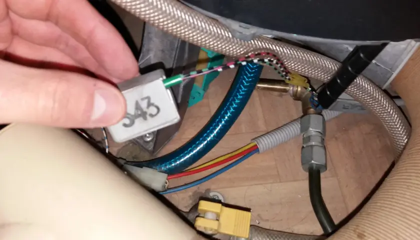 Maintenant, je comprends le prix de l'entretien du chauffage Truma de mon camping-car. Câblage et tuyauterie visibles.