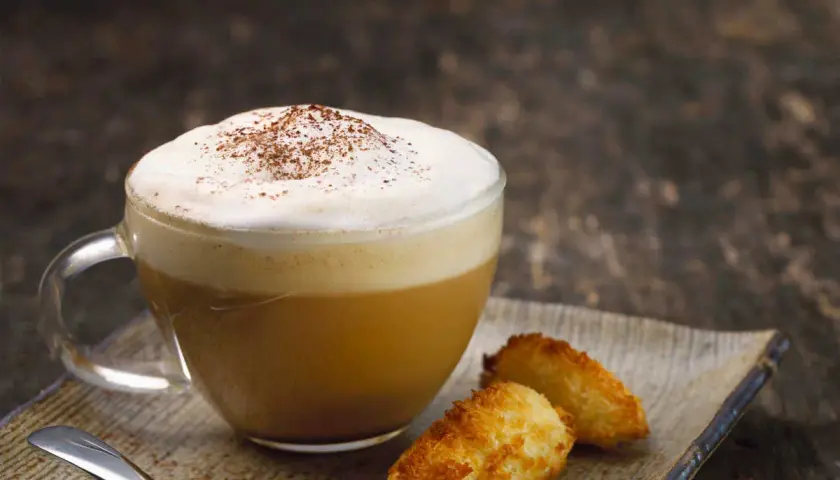 Pyszne cappuccino z pianką, idealne na chwilę relaksu. Dowiedz się, jak zrobić cappuccino bez ekspresu i ciesz się domową kawą.