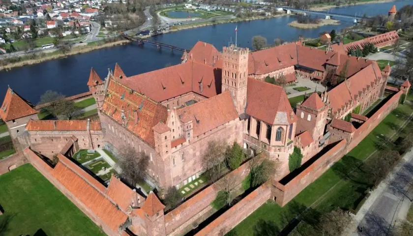 Potężne zamki krzyżackie w Polsce, jak ten w Malborku, imponują skalą i architekturą.