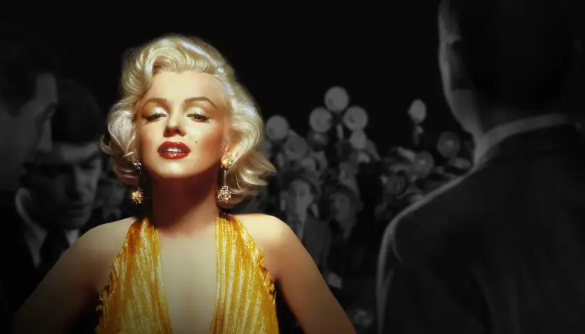 Marilyn Monroe i sin gyllene klänning, omgiven av fotografer. En glimt av mitt liv som Marilyn.