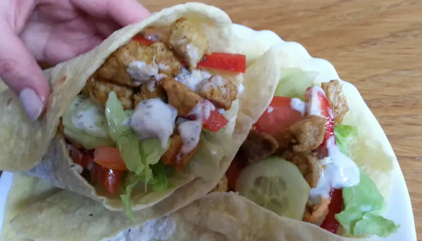 Kebab w bułce czy tortilla - co jest zdrowszym wyborem?